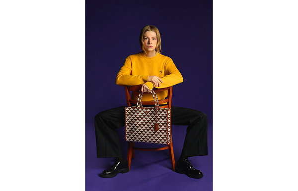 官方邀请到了 Catherine Opie、Thomas Ruff 和 Carrie Mae Weems 三位艺术家参与拍摄型录 潮牌冬季如何御寒提醒（Prada 全新 The Symbole 手袋系列亮相，多种尺寸）