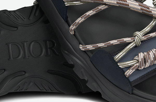  全新 30 Montaigne 手袋单品出炉之后 潮牌冬季如何御寒提醒（迪奥全新 Dior H-TOWN 鞋款上市，山系拖鞋天花板？）