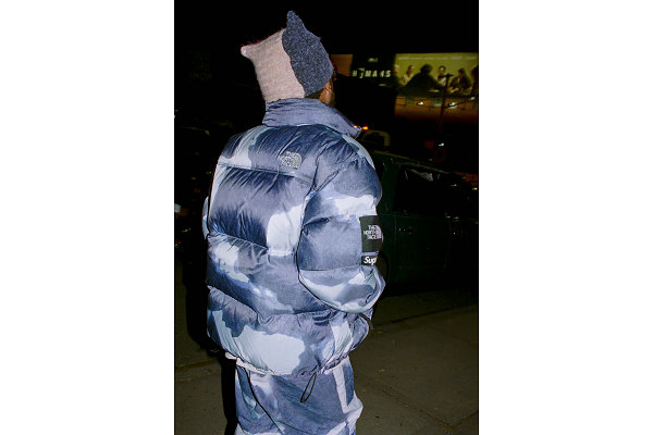 本次合作以蓝/绿色系为主哪种潮牌品牌比较好看？（Supreme x 北面 2021 秋冬联名第二弹来袭，漂白丹宁印花）