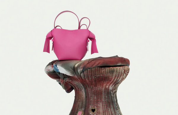 瑞典设计师品牌 Acne Studios 又揭晓了一组名为“Musubi Shoulder”的全新单品 潮牌冬季如何御寒提醒（Acne Studios 全新“Musubi Shoulder”胶囊包袋系列出炉）