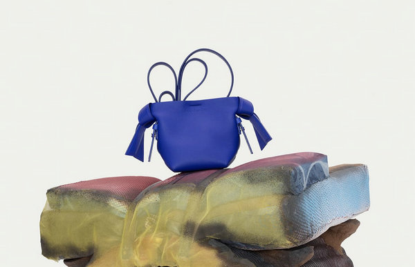 瑞典设计师品牌 Acne Studios 又揭晓了一组名为“Musubi Shoulder”的全新单品 潮牌冬季如何御寒提醒（Acne Studios 全新“Musubi Shoulder”胶囊包袋系列出炉）