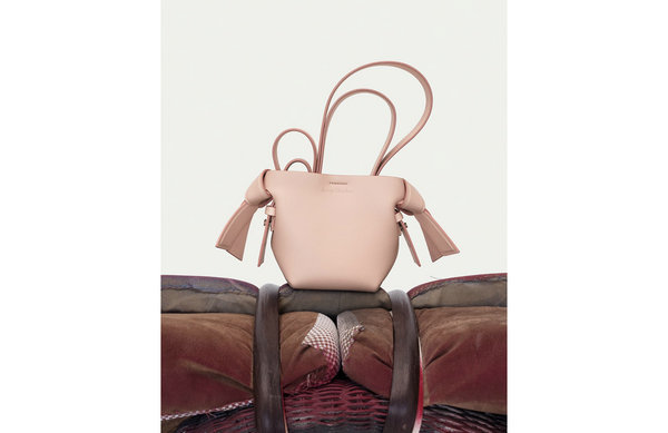 瑞典设计师品牌 Acne Studios 又揭晓了一组名为“Musubi Shoulder”的全新单品 潮牌冬季如何御寒提醒（Acne Studios 全新“Musubi Shoulder”胶囊包袋系列出炉）