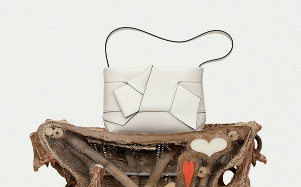 瑞典设计师品牌 Acne Studios 又揭晓了一组名为“Musubi Shoulder”的全新单品 潮牌冬季如何御寒提醒（Acne Studios 全新“Musubi Shoulder”胶囊包袋系列出炉）