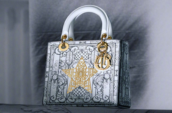  日前为庆祝法国巴黎的旗舰店重新开张 潮牌冬季如何御寒提醒（Dior 迪奥全新“30 Montaigne”手提袋系列发布）