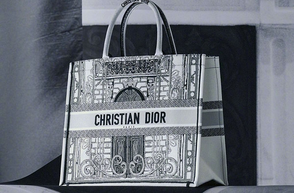  日前为庆祝法国巴黎的旗舰店重新开张 潮牌冬季如何御寒提醒（Dior 迪奥全新“30 Montaigne”手提袋系列发布）