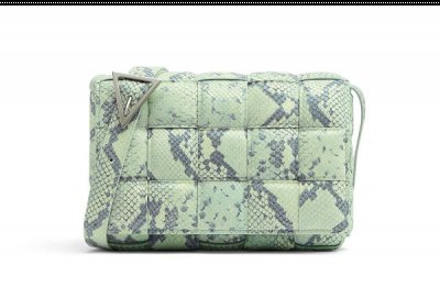 近期奢侈品牌 BOTTEGA VENETA 又为自家经典 PADDED CASSETTE 包袋炮制了新色 潮牌冬季如何御寒提醒（葆蝶家 PADDED CASSETTE 包袋全新春夏配色系列亮相）