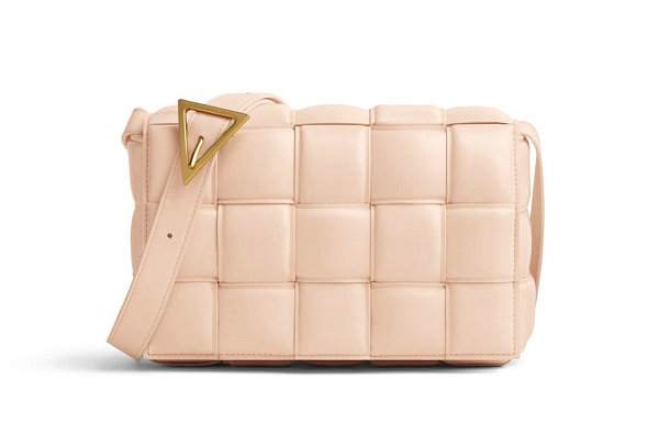 近期奢侈品牌 BOTTEGA VENETA 又为自家经典 PADDED CASSETTE 包袋炮制了新色 潮牌冬季如何御寒提醒（葆蝶家 PADDED CASSETTE 包袋全新春夏配色系列亮相）