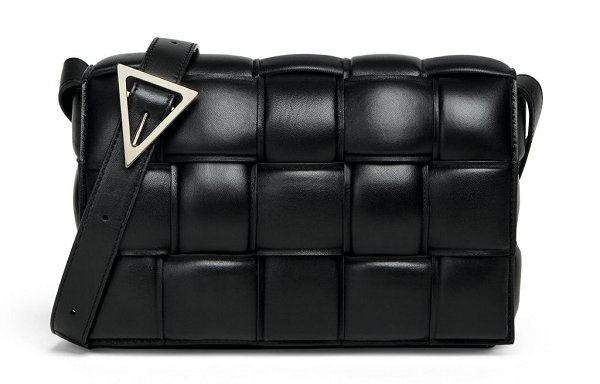 近期奢侈品牌 BOTTEGA VENETA 又为自家经典 PADDED CASSETTE 包袋炮制了新色 潮牌冬季如何御寒提醒（葆蝶家 PADDED CASSETTE 包袋全新春夏配色系列亮相）