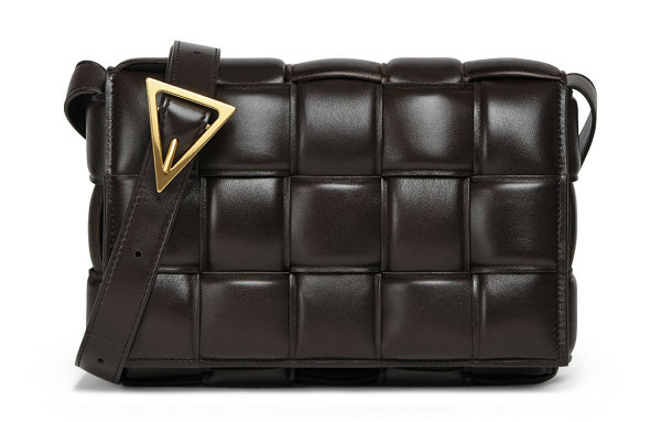 近期奢侈品牌 BOTTEGA VENETA 又为自家经典 PADDED CASSETTE 包袋炮制了新色 潮牌冬季如何御寒提醒（葆蝶家 PADDED CASSETTE 包袋全新春夏配色系列亮相）