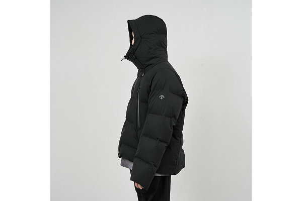 具体信息可参考 Descente 精品店动态~  潮牌冬季如何御寒提醒（迪桑特 x Graphpaper 全新联乘“MOUTAINEER”羽绒服公布）