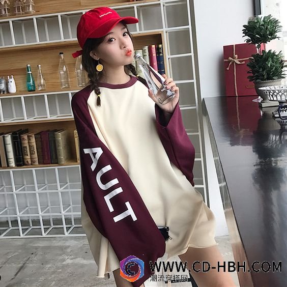 不妨试着选择荷叶边或蕾丝等柔软材质的上衣(雪纺罩衫等)再搭配紧身短裙 2022秋冬潮牌新款推荐（韩国女生夏季穿搭图片:按年龄段介绍最近流行的简单可爱的韩风穿搭）