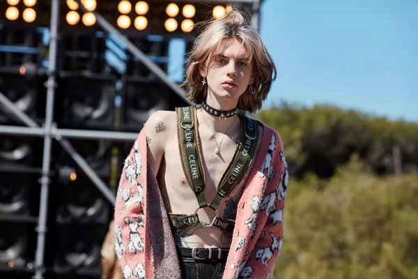 军绿、黑两色可选哪种潮牌品牌比较好看？（CELINE HOMME 2022 夏季“Trekking”包袋系列亮相）