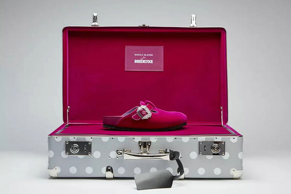  此番潮牌网了解到 2022秋冬潮牌新款推荐（勃肯 x MANOLO BLAHNIK 全新联乘鞋款系列抢先预览）