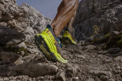 图中这款 Speedgoat 5 专为越野跑而生 潮牌冬季如何御寒提醒（Hoka One One 全新飞速羚羊 5 跑鞋上市，超酷「鲨齿」外底！）