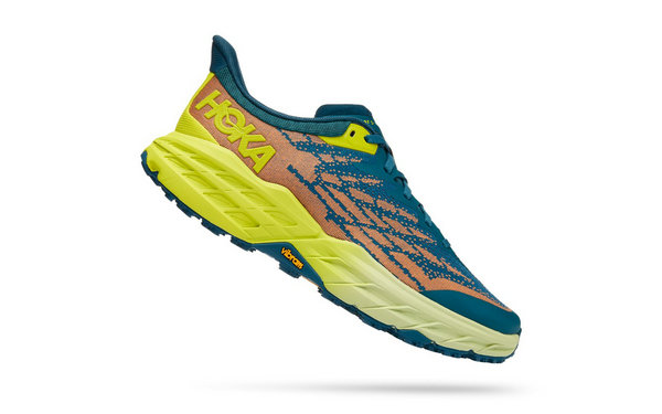图中这款 Speedgoat 5 专为越野跑而生 潮牌冬季如何御寒提醒（Hoka One One 全新飞速羚羊 5 跑鞋上市，超酷「鲨齿」外底！）