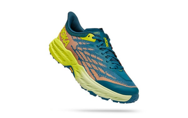 图中这款 Speedgoat 5 专为越野跑而生 潮牌冬季如何御寒提醒（Hoka One One 全新飞速羚羊 5 跑鞋上市，超酷「鲨齿」外底！）