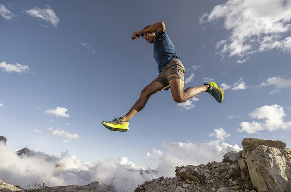 图中这款 Speedgoat 5 专为越野跑而生 潮牌冬季如何御寒提醒（Hoka One One 全新飞速羚羊 5 跑鞋上市，超酷「鲨齿」外底！）