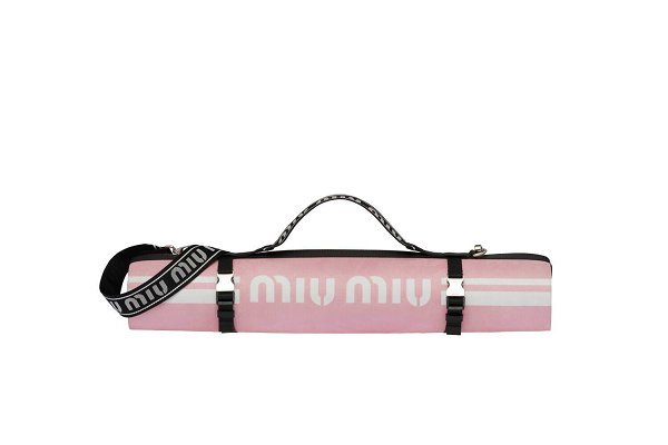  潮牌网获悉 潮牌冬季如何御寒提醒（Miu Miu 全新“Miu Miu Workout”运动配饰系列上架）