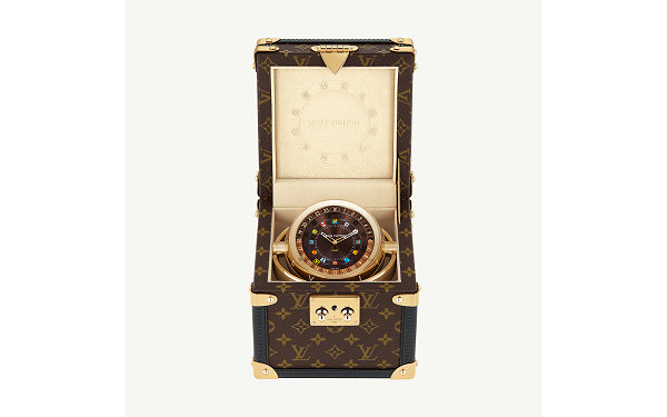 同时电池续航可达 45 个月 潮牌冬季如何御寒提醒（LV 路易威登全新“Tambour Dual Timetable Clock Trunk”腕表释出）