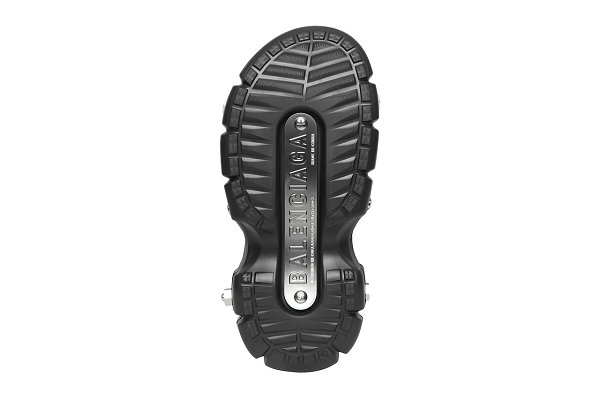 目前已在 Crocs 官方网店等渠道上架 2022秋冬潮牌新款推荐（巴黎世家 x Crocs 2022 春夏“HardCrocs”鞋款上市）