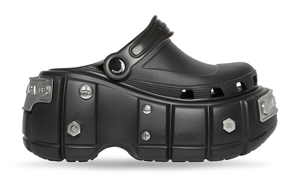 目前已在 Crocs 官方网店等渠道上架 2022秋冬潮牌新款推荐（巴黎世家 x Crocs 2022 春夏“HardCrocs”鞋款上市）