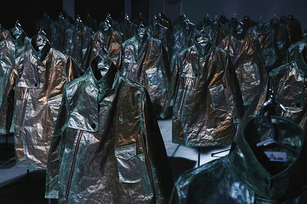 这边高端机能 Stone Island 也在米兰设计周上发布了全新项目 2022秋冬潮牌新款推荐（石头岛全新 Prototype Research 系列释出，未完成的研究）