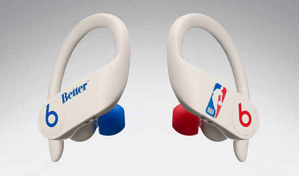  NBA 标志性的红蓝两色包裹左右耳塞与 Beats logo 元素 潮牌冬季如何御寒提醒（Beats x NBA x Better Gift Shop 三方联名耳机上市）