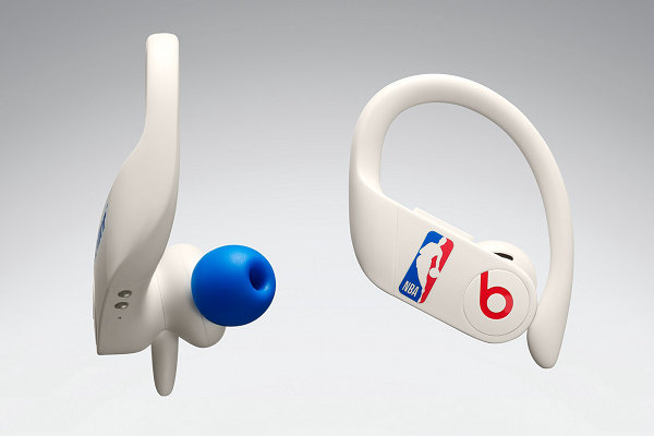  NBA 标志性的红蓝两色包裹左右耳塞与 Beats logo 元素 潮牌冬季如何御寒提醒（Beats x NBA x Better Gift Shop 三方联名耳机上市）