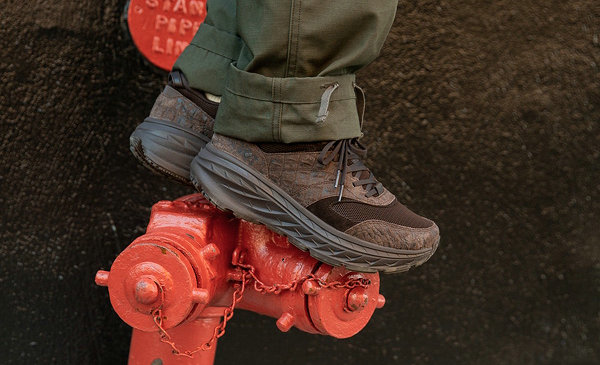 穿着舒适却又野性十足！ Hoka One One x Engineered Garments 全新联名鞋款系列 将在本月 19 日来袭哪种潮牌品牌比较好看？（Hoka One One x Engineered Garments 全新联名鞋款系列亮相）
