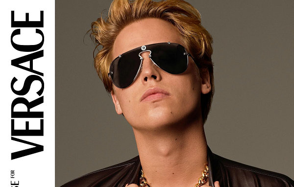 Versace x Cole Sprouse 全新联名系列.jpg