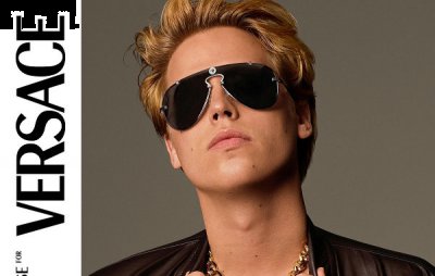  Versace x Cole Sprouse 全新联名系列 预计未来几天内正式入场 潮牌冬季如何御寒提醒（Versace x Cole Sprouse 全新联名系列登场）