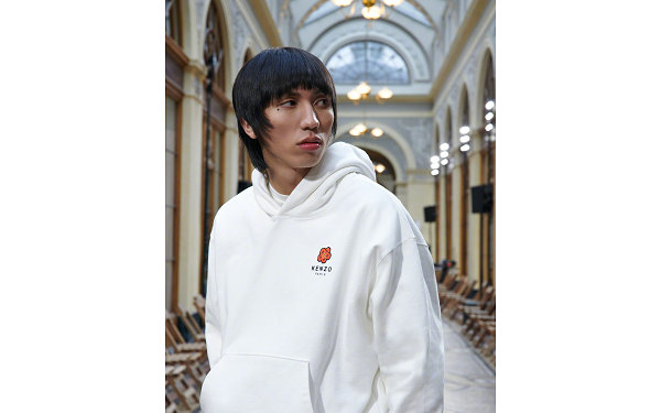 KENZO 全新“Boke Flower”系列发布，红色花朵图案哪种潮牌品牌比较好看？（KENZO 全新“Boke Flower”系列发布，红色花朵图案）