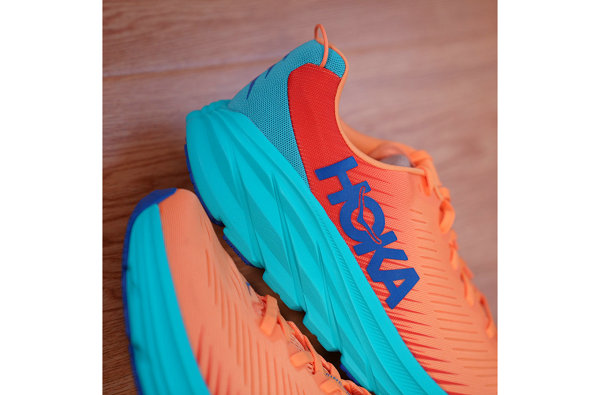 厚底与标志性字母 logo 抢镜 2022秋冬潮牌新款推荐（HOKA ONE ONE 全新 Rincon 3 橙蓝配色跑鞋抢先预览）