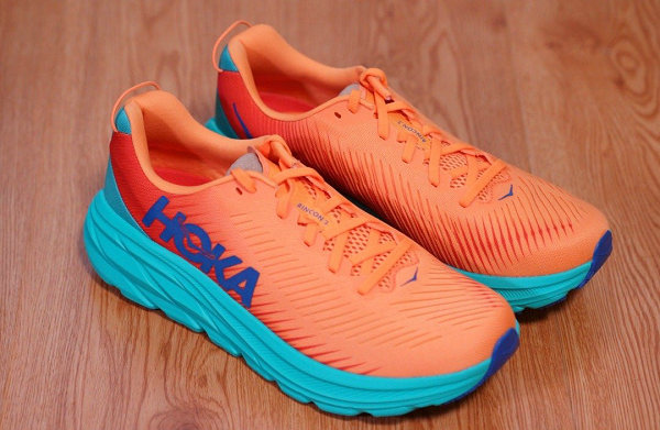 厚底与标志性字母 logo 抢镜 2022秋冬潮牌新款推荐（HOKA ONE ONE 全新 Rincon 3 橙蓝配色跑鞋抢先预览）