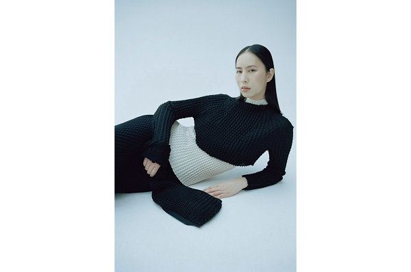 近来 ISSEY MIYAKE 最新的别注设计便以面料为前提打造 潮牌冬季如何御寒提醒（三宅一生 ISSEY MIYAKE 全新“SPONGY”针织系列即将发售）