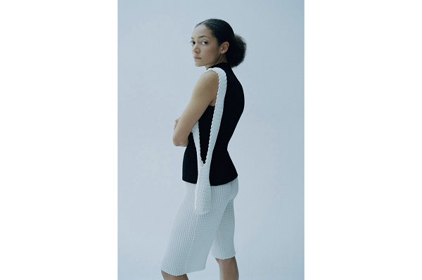 近来 ISSEY MIYAKE 最新的别注设计便以面料为前提打造 潮牌冬季如何御寒提醒（三宅一生 ISSEY MIYAKE 全新“SPONGY”针织系列即将发售）