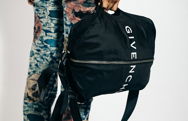 同时又将独特的尼龙材料与特别研发的 4G 拉链和「GIVENCHY」字符融入其中 2022秋冬潮牌新款推荐（Givenchy 纪梵希全新“G ZIP”包袋系列发布）
