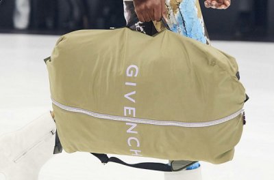 同时又将独特的尼龙材料与特别研发的 4G 拉链和「GIVENCHY」字符融入其中 2022秋冬潮牌新款推荐（Givenchy 纪梵希全新“G ZIP”包袋系列发布）