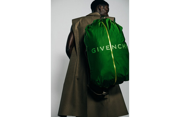 同时又将独特的尼龙材料与特别研发的 4G 拉链和「GIVENCHY」字符融入其中 2022秋冬潮牌新款推荐（Givenchy 纪梵希全新“G ZIP”包袋系列发布）