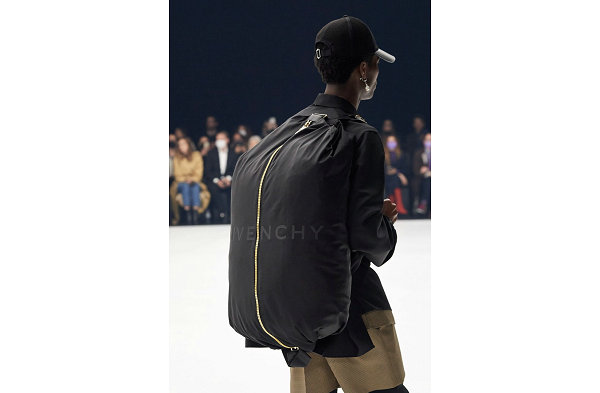 同时又将独特的尼龙材料与特别研发的 4G 拉链和「GIVENCHY」字符融入其中 2022秋冬潮牌新款推荐（Givenchy 纪梵希全新“G ZIP”包袋系列发布）