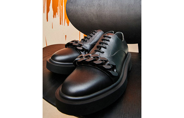 近来意大利高端鞋履 GiuseppeZanotti 又会呈现怎样的新惊喜呢？ 此番潮牌网了解到 2022秋冬潮牌新款推荐（GiuseppeZanotti 2022 春夏“戒指”主题鞋款系列登场）