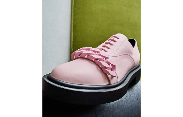 近来意大利高端鞋履 GiuseppeZanotti 又会呈现怎样的新惊喜呢？ 此番潮牌网了解到 2022秋冬潮牌新款推荐（GiuseppeZanotti 2022 春夏“戒指”主题鞋款系列登场）