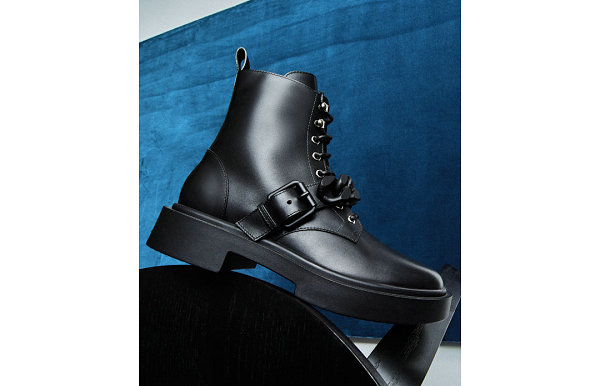 近来意大利高端鞋履 GiuseppeZanotti 又会呈现怎样的新惊喜呢？ 此番潮牌网了解到 2022秋冬潮牌新款推荐（GiuseppeZanotti 2022 春夏“戒指”主题鞋款系列登场）