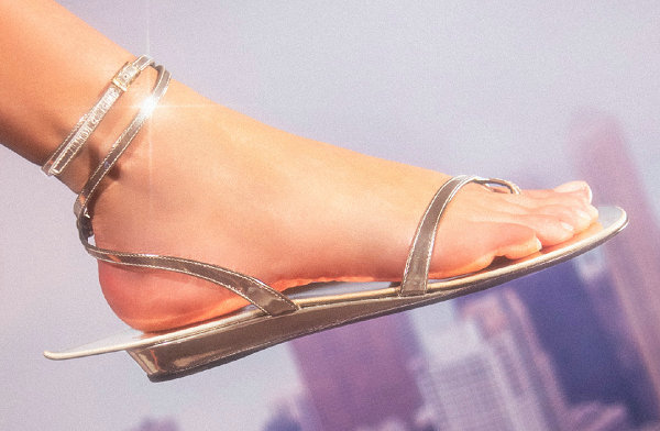 近来意大利高端鞋履 GiuseppeZanotti 又会呈现怎样的新惊喜呢？ 此番潮牌网了解到 2022秋冬潮牌新款推荐（GiuseppeZanotti 2022 春夏“戒指”主题鞋款系列登场）
