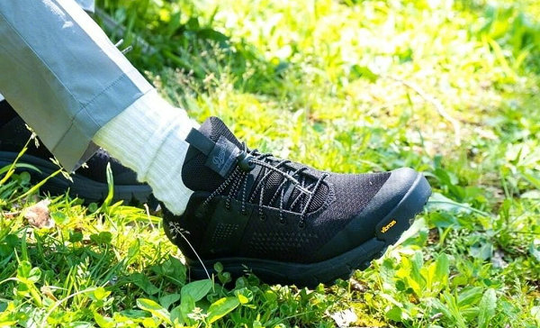 Vibram 大底与 GORE-TEX 鞋面这对黄金组合也满足了户外出行的机能需求哪种潮牌品牌比较好看？（Snow Peak x Danner JP 全新联名登山鞋款下月初上市）