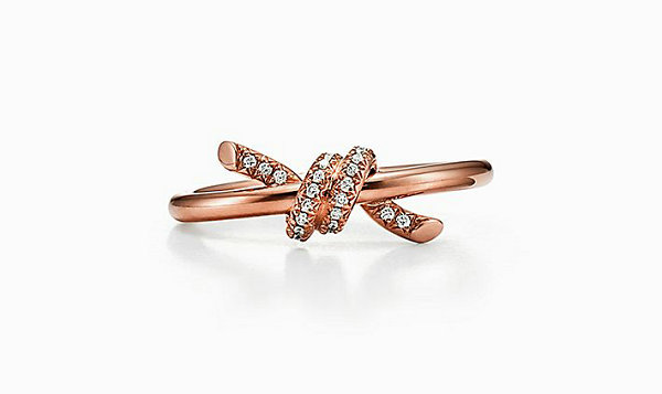 并炮制了包括 Tiffany Knot Double Row 项链、吊坠以及耳环、戒指等款式在内的单品 2022秋冬潮牌新款推荐（蒂芙尼全新珠宝系列“Tiffany Knot”亮相，向纽约致敬）