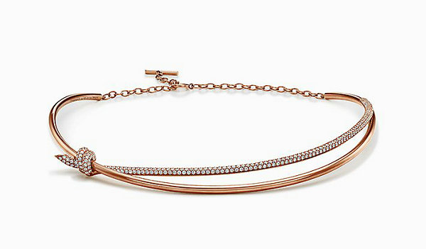 并炮制了包括 Tiffany Knot Double Row 项链、吊坠以及耳环、戒指等款式在内的单品 2022秋冬潮牌新款推荐（蒂芙尼全新珠宝系列“Tiffany Knot”亮相，向纽约致敬）