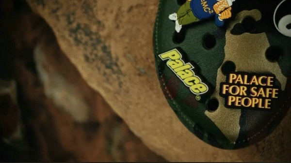 这一次 Palace 选择了 Crocs Classic Clog 经典洞洞鞋进行重塑哪种潮牌品牌比较好看？（Palace x Crocs 全新联名 Classic Clog 鞋款发售信息揭晓）