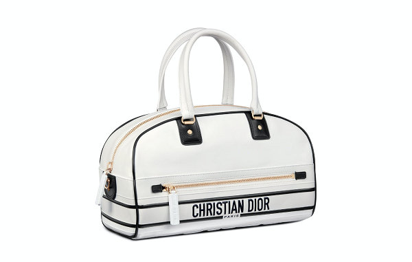  在率先披露了 2022 秋季男装之后 潮牌冬季如何御寒提醒（Dior 迪奥全新“Vibe Bag”包袋系列抢先预览）