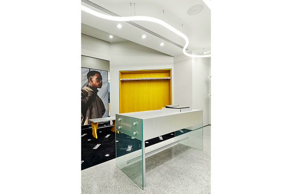  Rains 全新上海零售概念店 的开启旨在营造一个品牌与城市基因相连的真实空间 2022秋冬潮牌新款推荐（Rains 全新上海零售概念店亮相，亚洲第二家店铺）